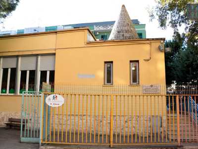 Tre le viuzze si trova anche una scuola materna, la �Saverio Lioce�. Chiusa da un cancelletto e di colore giallo, presenta sulle pareti laterali finestre rettangolari sulle cui vetrate sono disegnati alberi. Il tetto ha la forma di un cono 